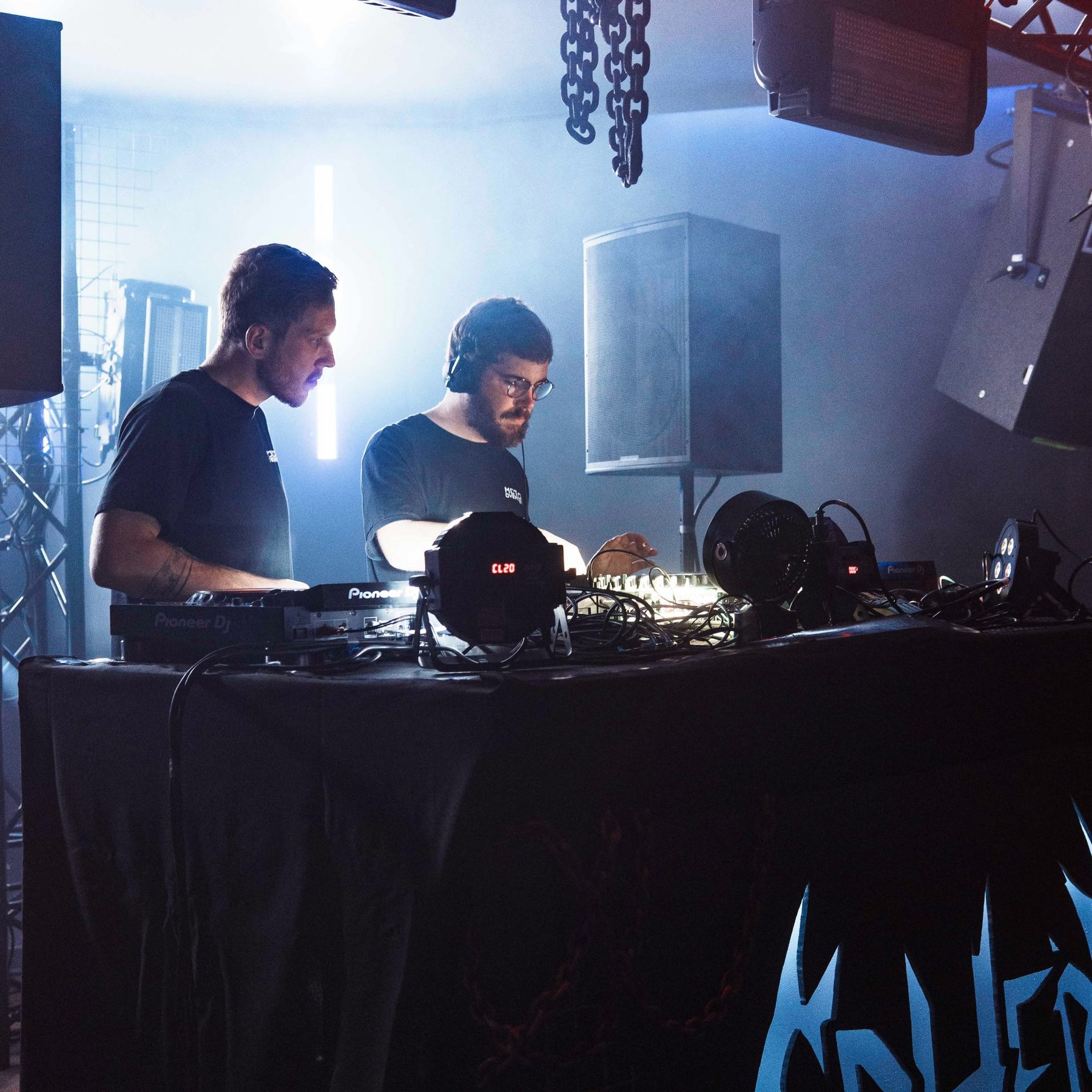 MASTLN et KOLASIN derrière les platines Pioneer, sous la fumée et la lumière bleue