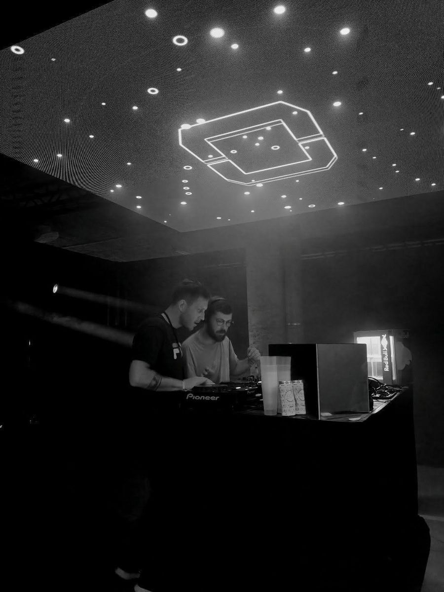 En set sous un plafond LED, en noir et blanc