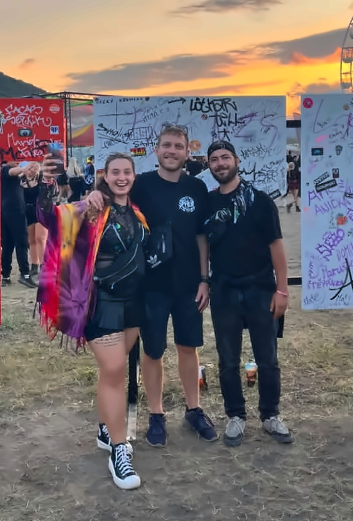 Les trois membres de Motion Overdrive réunis au coucher du soleil, en festival